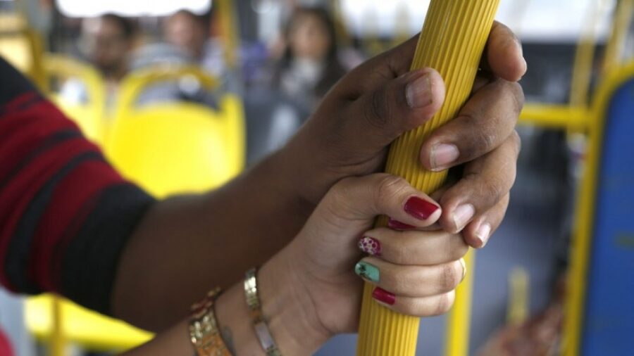 Imagem Ilustrando a Notícia: 45% das brasileiras já tiveram o corpo tocado sem consentimento em local público, aponta pesquisa Ipec