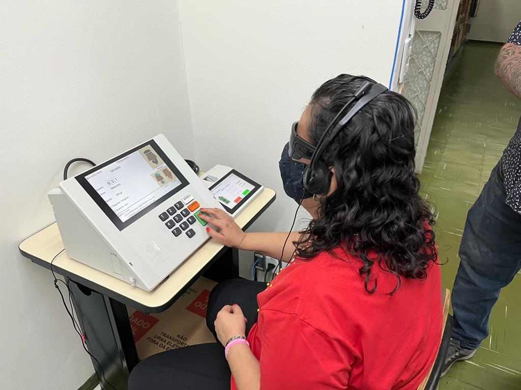 Imagem Ilustrando a Notícia: Biblioteca Braille oferece treinamento com urna eletrônica para pessoas com deficiência visual em Goiânia