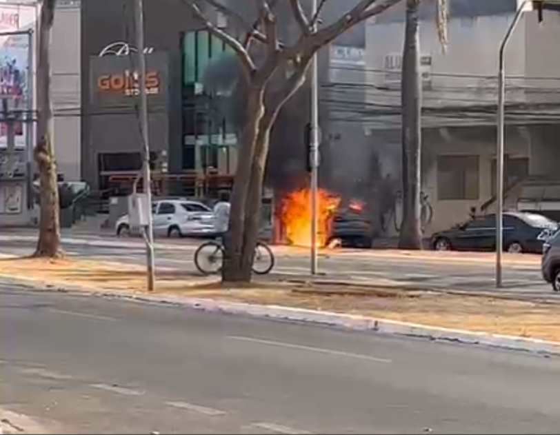 Imagem Ilustrando a Notícia: Carro pega fogo enquanto estava em movimento no setor Marista; o veja vídeo