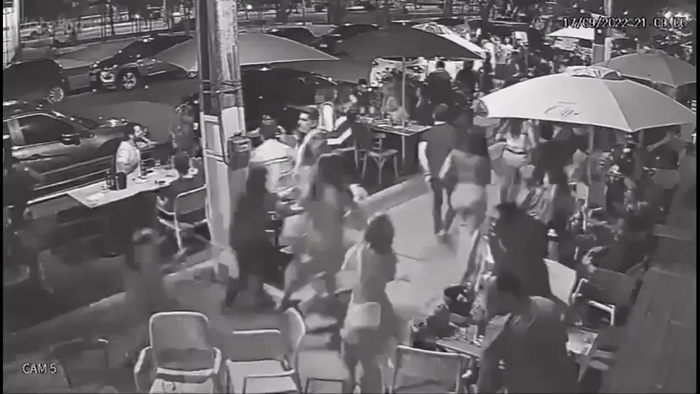 Imagem Ilustrando a Notícia: Clientes de bar se assustam com turma de crossfit pensando ser arrastão em Recife; vídeo