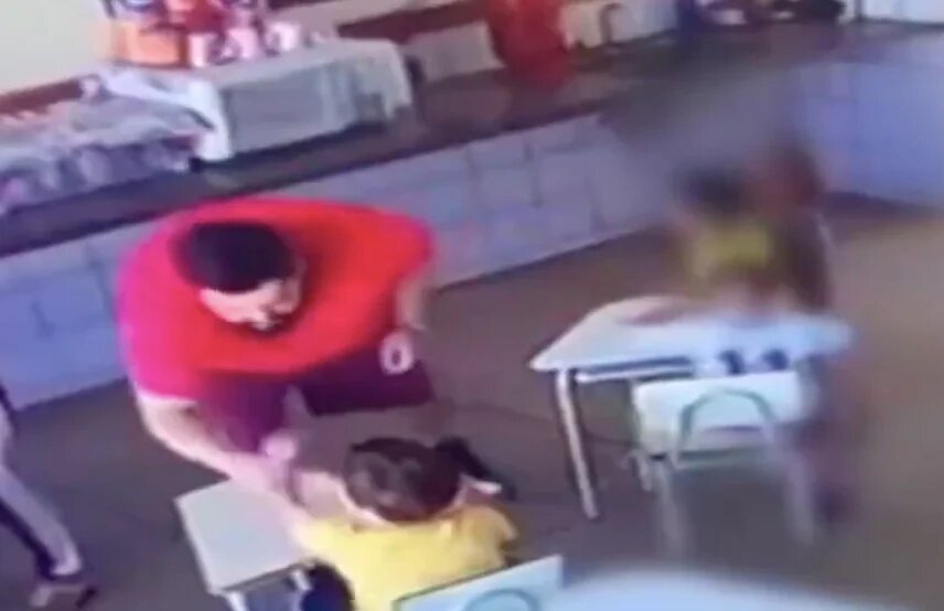 Imagem Ilustrando a Notícia: Criança de dois anos é agredida com tapas por funcionário de creche, em Paraúna; veja o vídeo