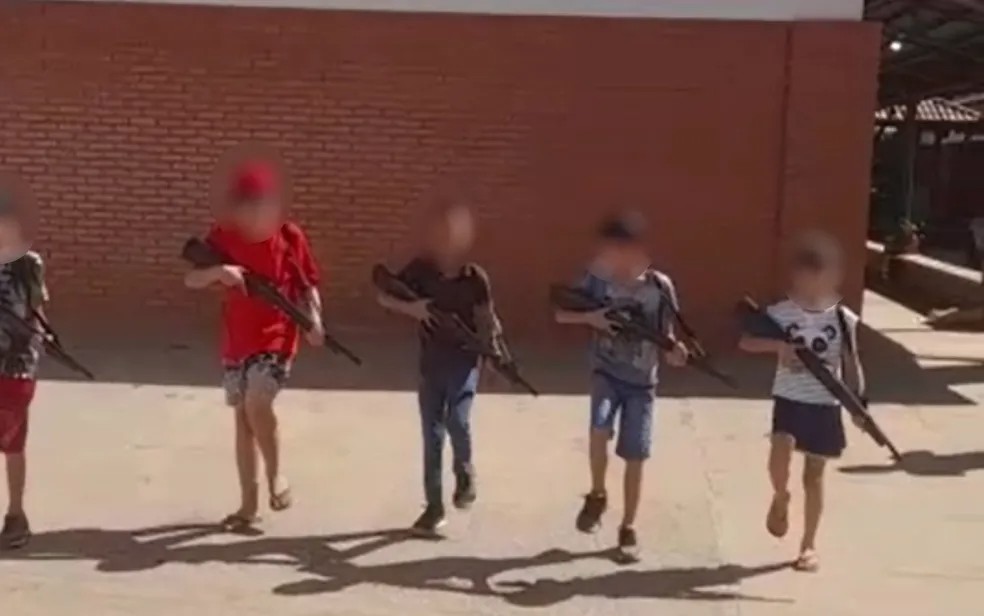 Imagem Ilustrando a Notícia: Defensoria Pública requer apuração sobre uso de réplicas de armas em escola de Padre Bernardo