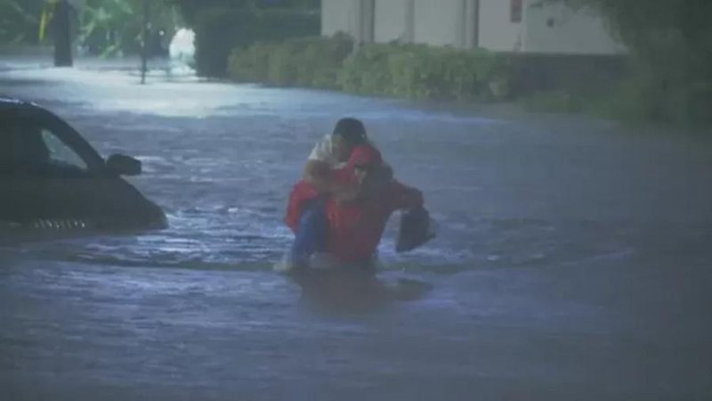 Imagem Ilustrando a Notícia: Repórter resgata mulher de inundação durante passagem do furacão Ian na Flórida