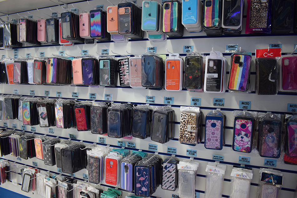 Imagem Ilustrando a Notícia: Polícia apreende mais 10 mil produtos falsificados em três lojas de acessórios para celulares em Goiânia
