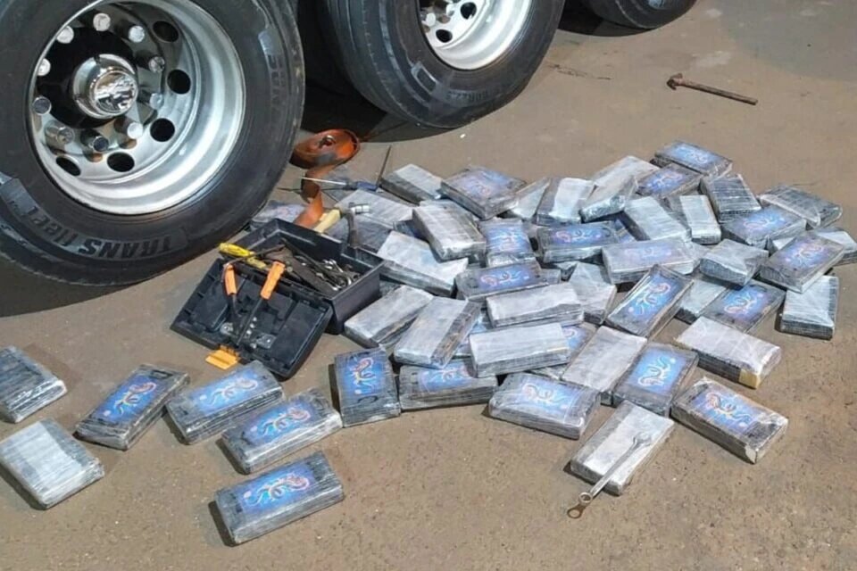 Imagem Ilustrando a Notícia: Motorista de caminhão é preso em flagrante com 112 kg de cocaína em Jataí