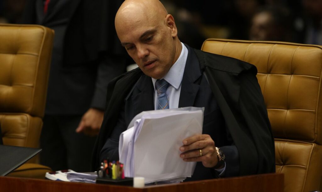 Imagem Ilustrando a Notícia: Moraes nega deixar relatoria de ação sobre fala que liga vacina a HIV