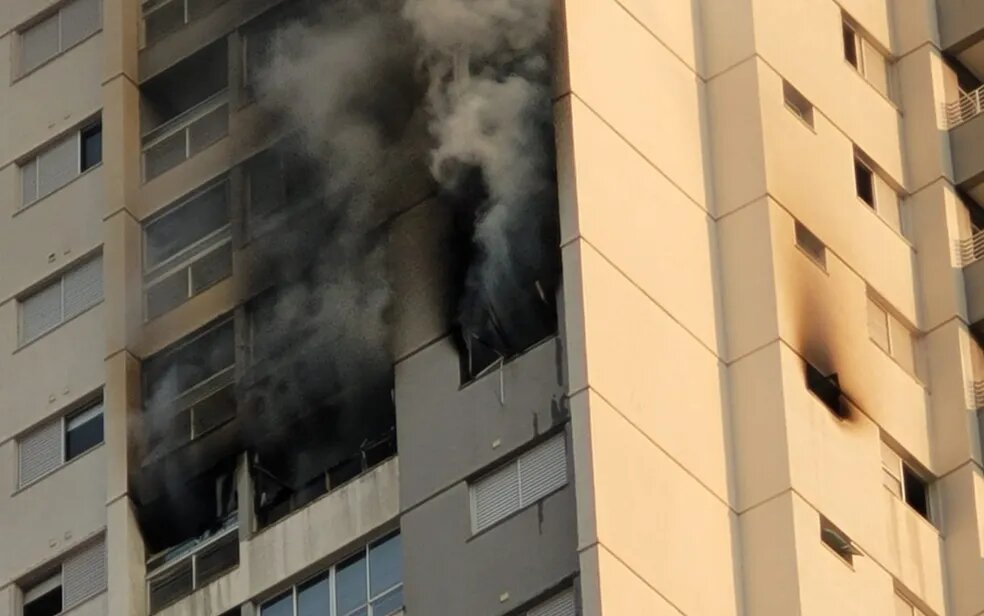 Imagem Ilustrando a Notícia: Corpo carbonizado é encontrado em apartamento que pegou fogo Setor Leste Universitário, em Goiânia