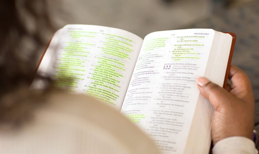 Imagem Ilustrando a Notícia: Primeira Bíblia traduzida para Língua Brasileira de Sinais é lançada no Brasil
