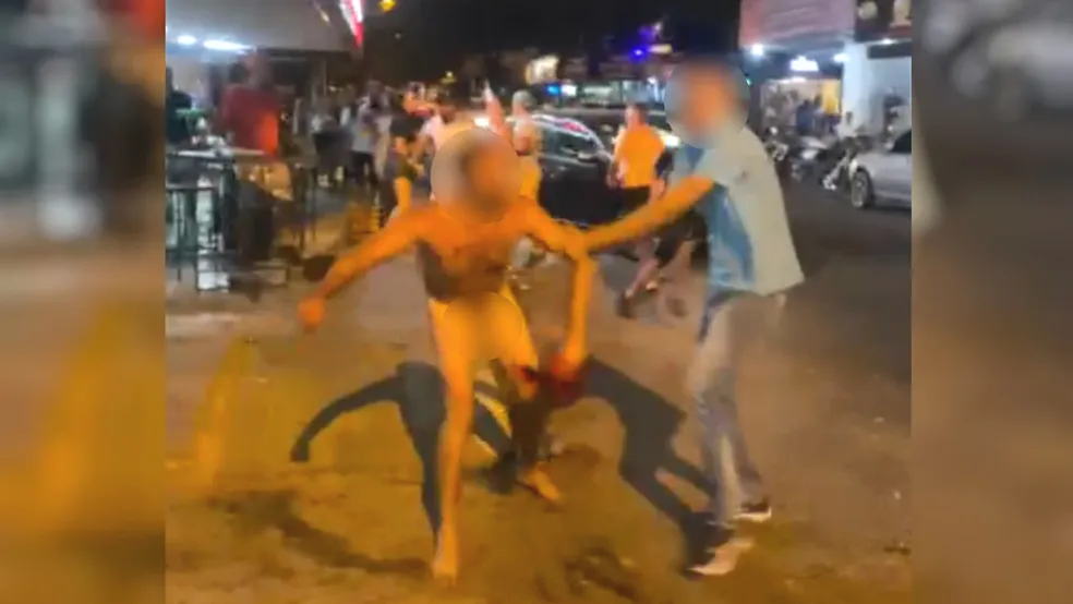 Imagem Ilustrando a Notícia: Homem pelado corre com faca e tenta agredir clientes em bar de Goiânia