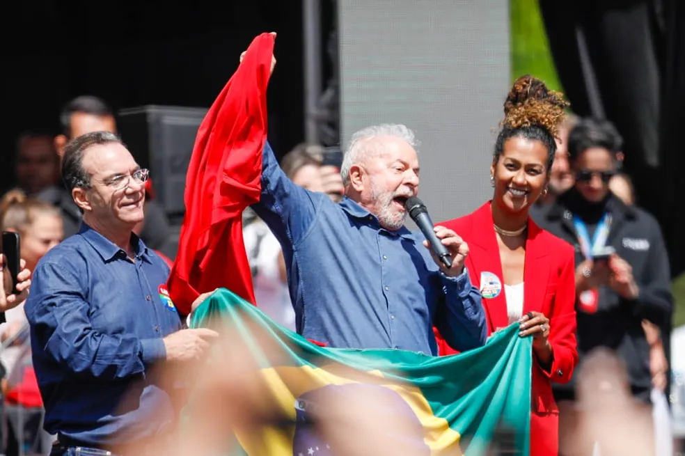 Imagem Ilustrando a Notícia: Quem são os maiores beneficiados pelo multidão de Lula em Florianópolis; veja detalhes do comício