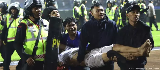 Imagem Ilustrando a Notícia: Partida de futebol termina com 174 mortes, na Indonésia