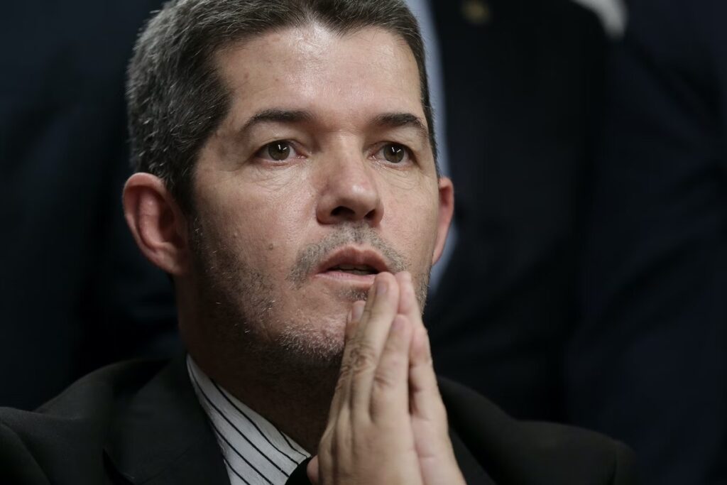 Imagem Ilustrando a Notícia: <strong>E se Delegado Waldir permanecesse fiel escudeiro de Bolsonaro?</strong>