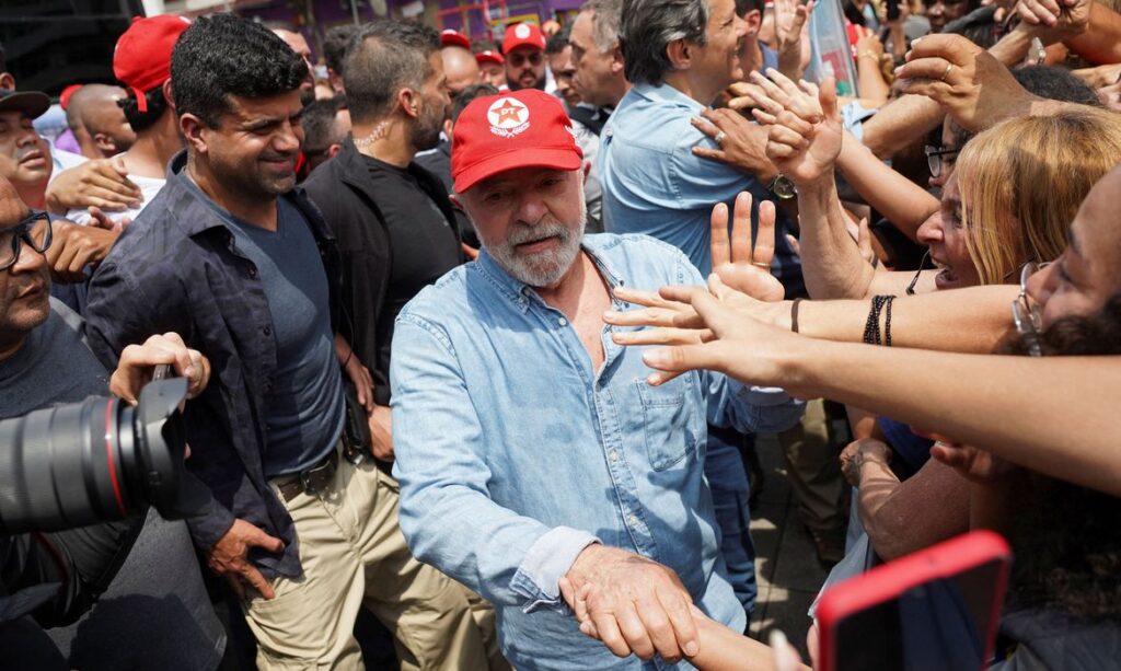 Imagem Ilustrando a Notícia: Lula faz caminhada com apoiadores em São Bernardo do Campo