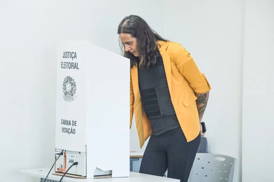 Imagem Ilustrando a Notícia: Candidata vota com colete à prova de balas após cinco ameaças de morte