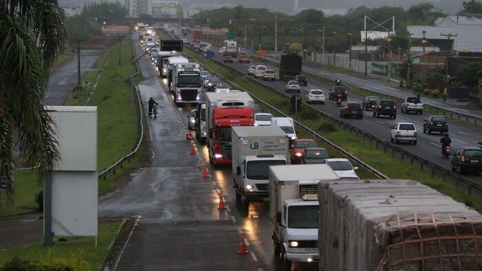 Imagem Ilustrando a Notícia: Número de rodovias bloqueadas chega a 63 após resultado da eleição presidencial