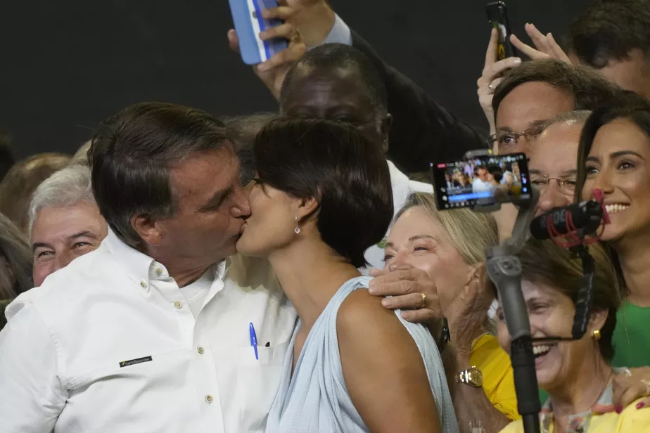 Imagem Ilustrando a Notícia: Após unfollow inesperado no marido, Michelle Bolsonaro se pronuncia nas redes sociais