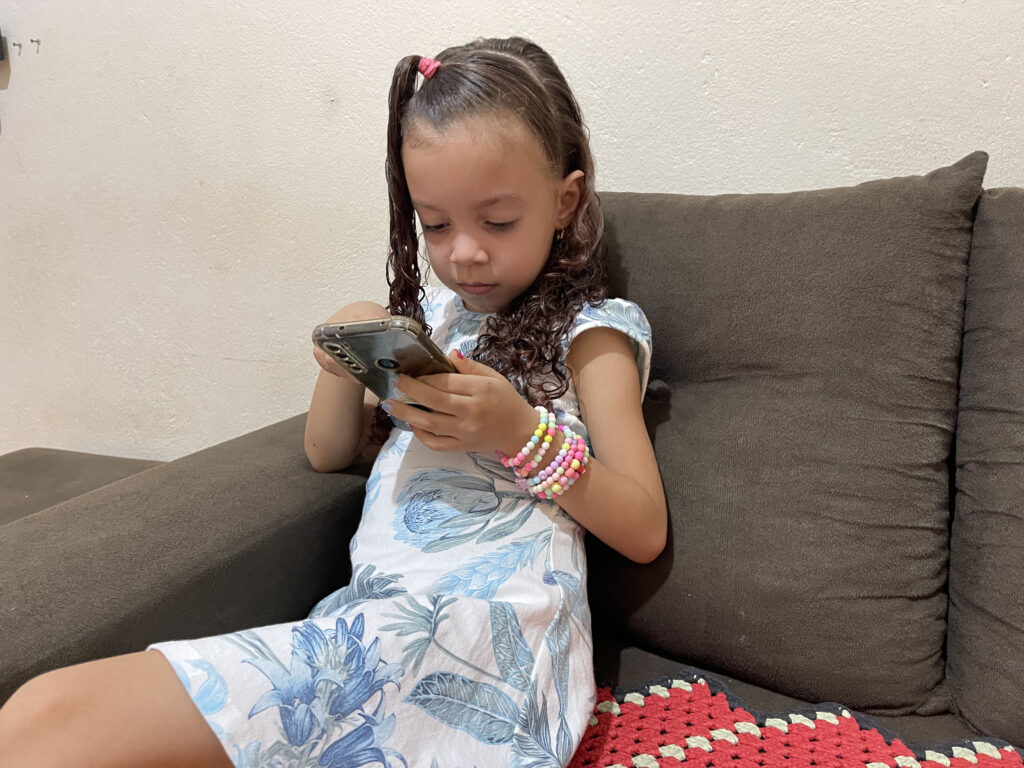 Imagem Ilustrando a Notícia: Uso excessivo de telas e mídias sociais oferece risco às crianças