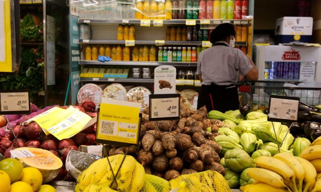 Imagem Ilustrando a Notícia: Vendas de supermercados estagnam e levam varejo ao menor patamar