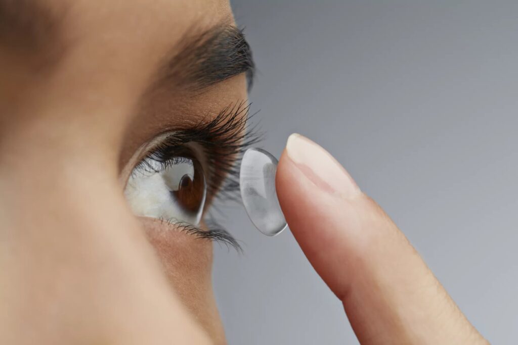 Imagem Ilustrando a Notícia: Oftalmologista retira 23 lentes de contato escondidas em olho de paciente; veja o vídeo