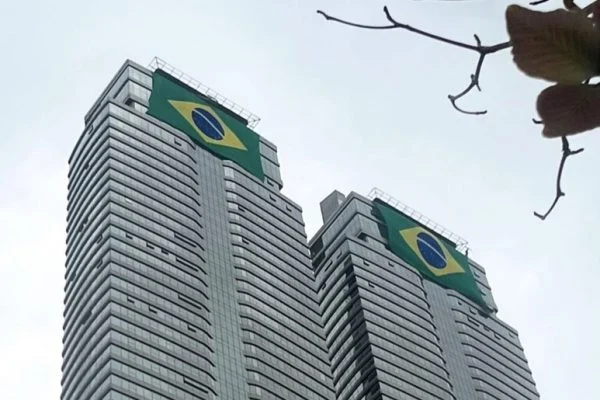 Imagem Ilustrando a Notícia: Cobertura de Neymar aparece “forrada” com bandeira do Brasil