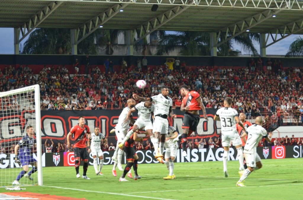 Imagem Ilustrando a Notícia: Com casa cheia, Atlético Goianiense derrota o Ceará e fica a um ponto de deixar o Z4