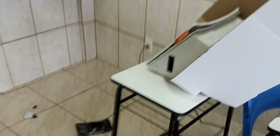Imagem Ilustrando a Notícia: Homem que destruiu urna eletrônica em Goiânia é solto após audiência de custódia