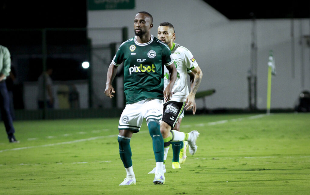 Imagem Ilustrando a Notícia: Autor de gol contra o América-MG, meia Diego renova contrato com o Goiás e celebra: “Estou muito feliz”