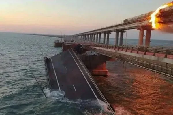 Imagem Ilustrando a Notícia: Explosão destrói parcialmente ponte estratégica que liga Rússia à Crimeia
