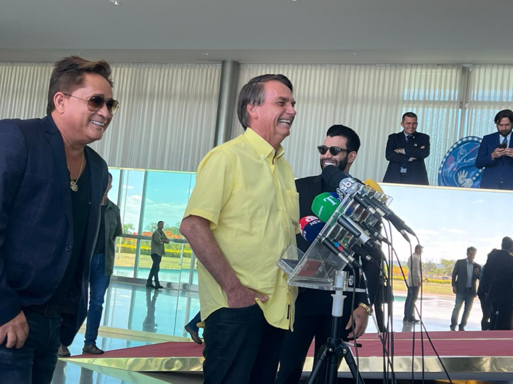 Imagem Ilustrando a Notícia: Bolsonaro recebe apoio de ex-senadores e cantores sertanejos