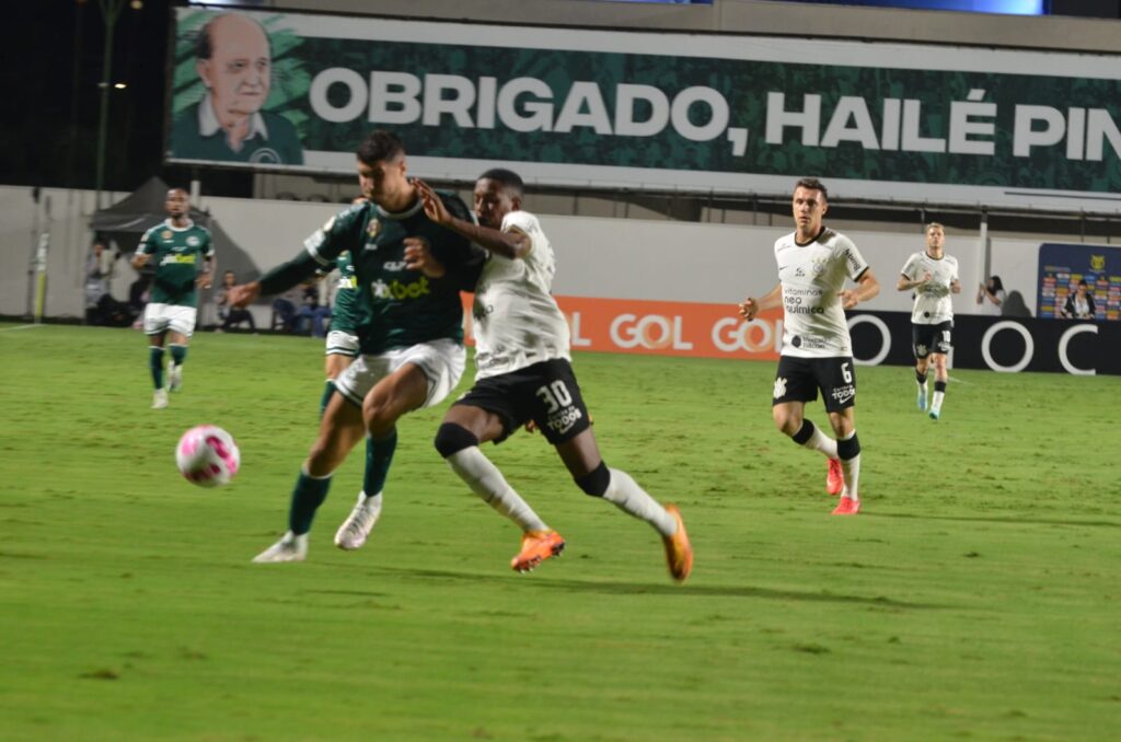 Imagem Ilustrando a Notícia: Em jogo atrasado, Goiás empata sem gols com o Corinthians, na Serrinha