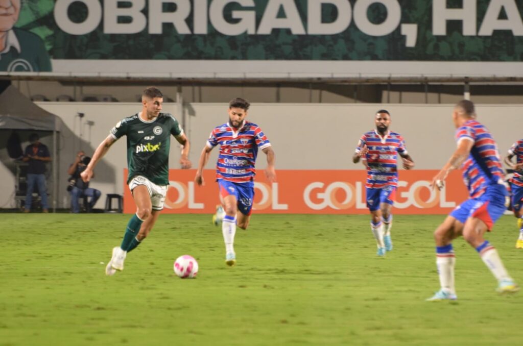 Imagem Ilustrando a Notícia: Em confronto direto, Goiás é derrotado pelo Fortaleza, no Estádio Hailé Pinheiro