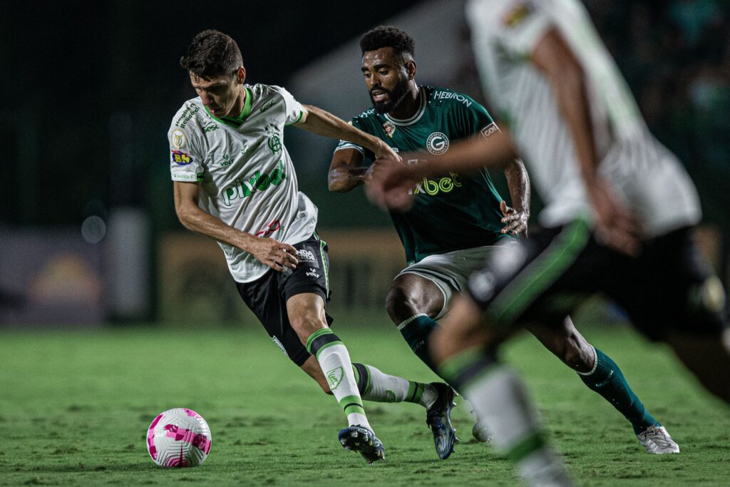 Imagem Ilustrando a Notícia: Com gol nos acréscimos, Goiás empata com o América-MG, na Serrinha