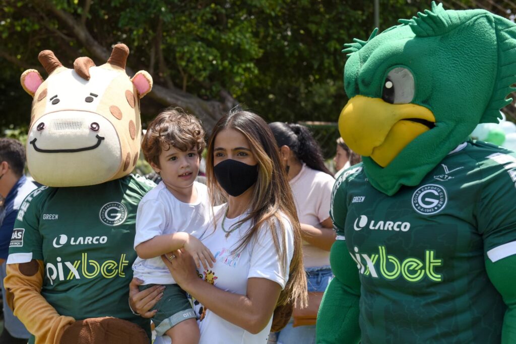 Imagem Ilustrando a Notícia: Jogadores do Goiás celebram 12 de outubro com crianças com deficiência