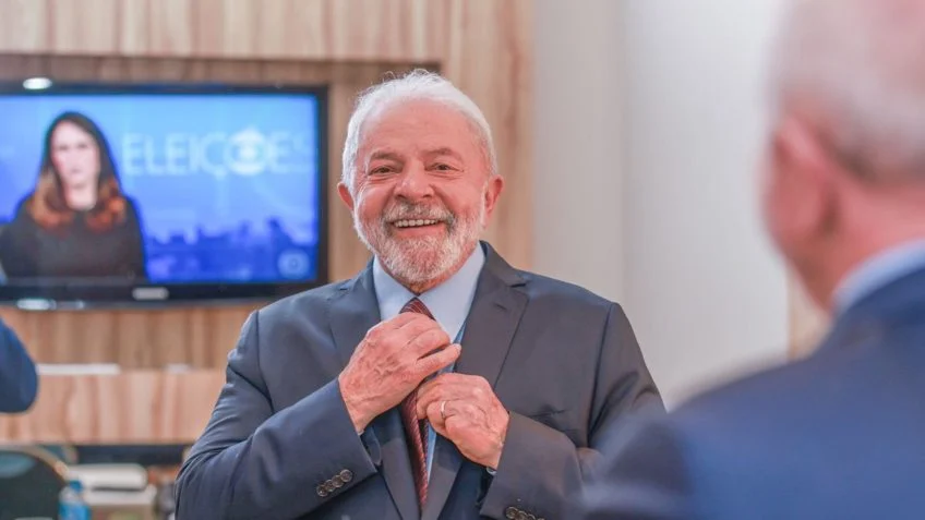 Imagem Ilustrando a Notícia: Com 94,05% das urnas apuradas, Lula lidera com 47,51%