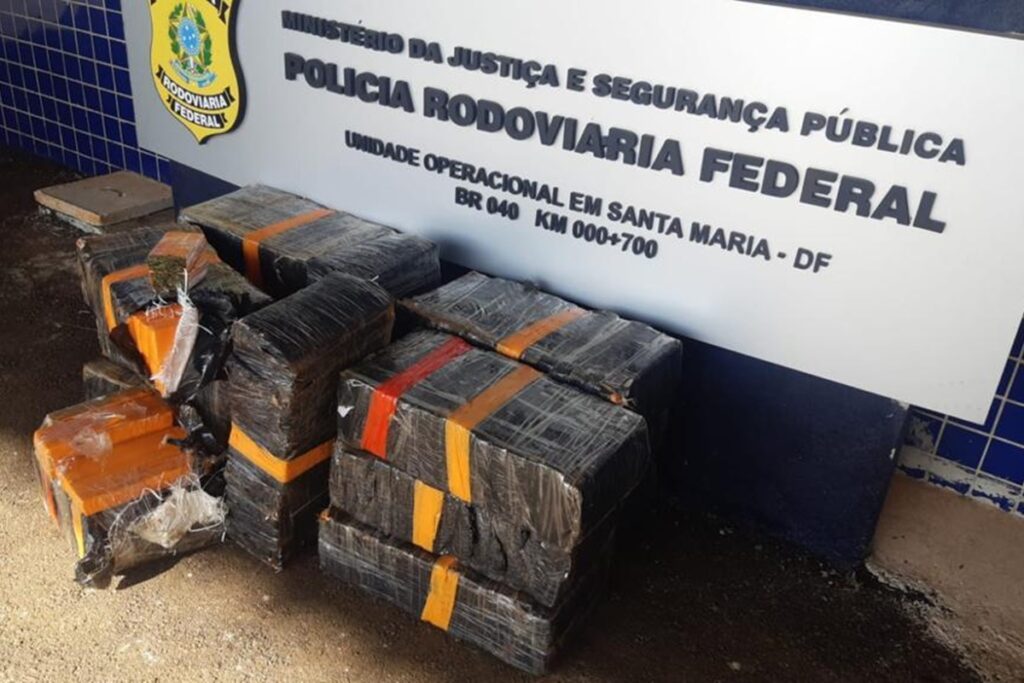 Imagem Ilustrando a Notícia: PRF apreende 310 kg de maconha em Luziânia