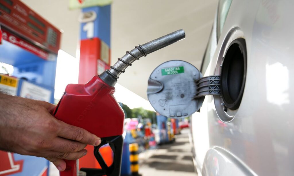 Imagem Ilustrando a Notícia: Preço da gasolina volta a subir nos postos após 15 semanas de baixa