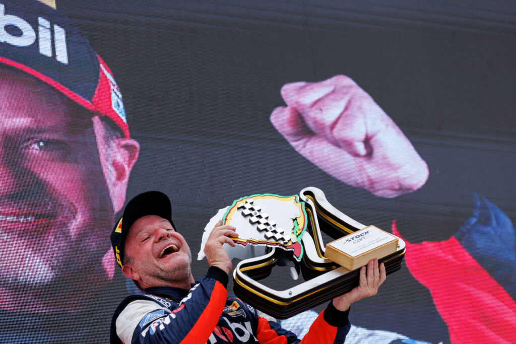 Imagem Ilustrando a Notícia: Rubens Barrichello comemora 10 anos de Stock Car com arrancada rumo ao 2º título