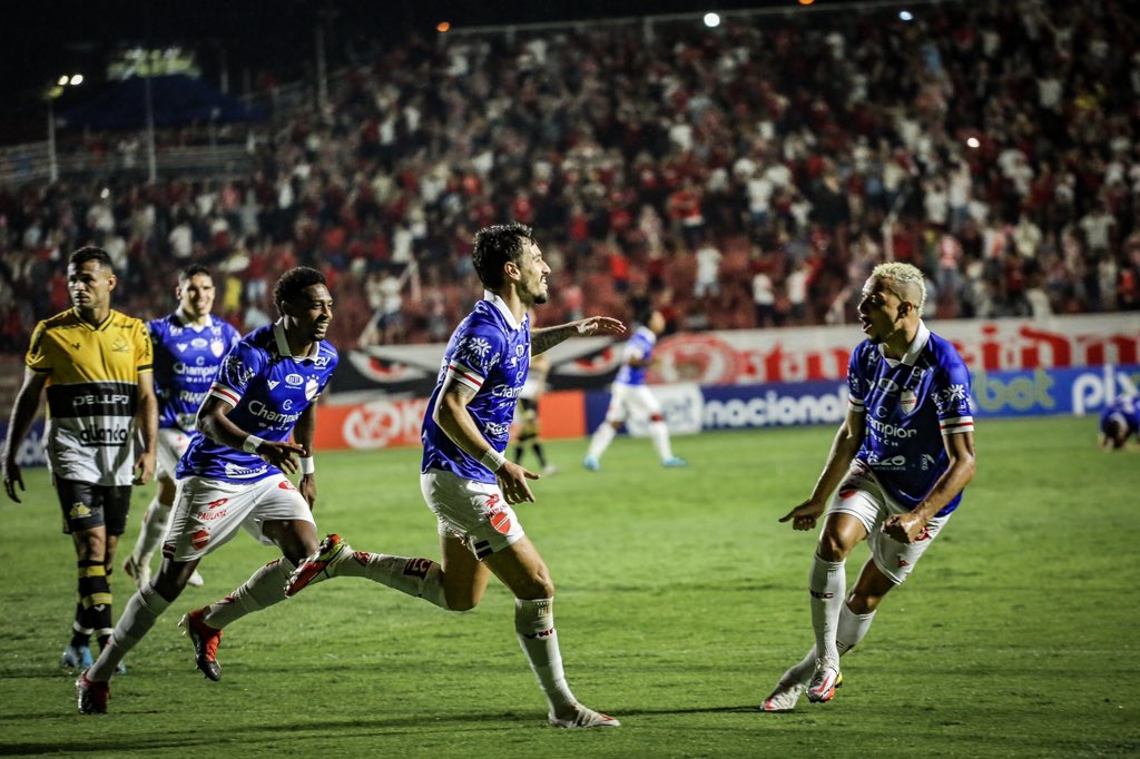 Imagem Ilustrando a Notícia: Com camisa azul e gol de pênalti, Vila Nova vence o Criciúma