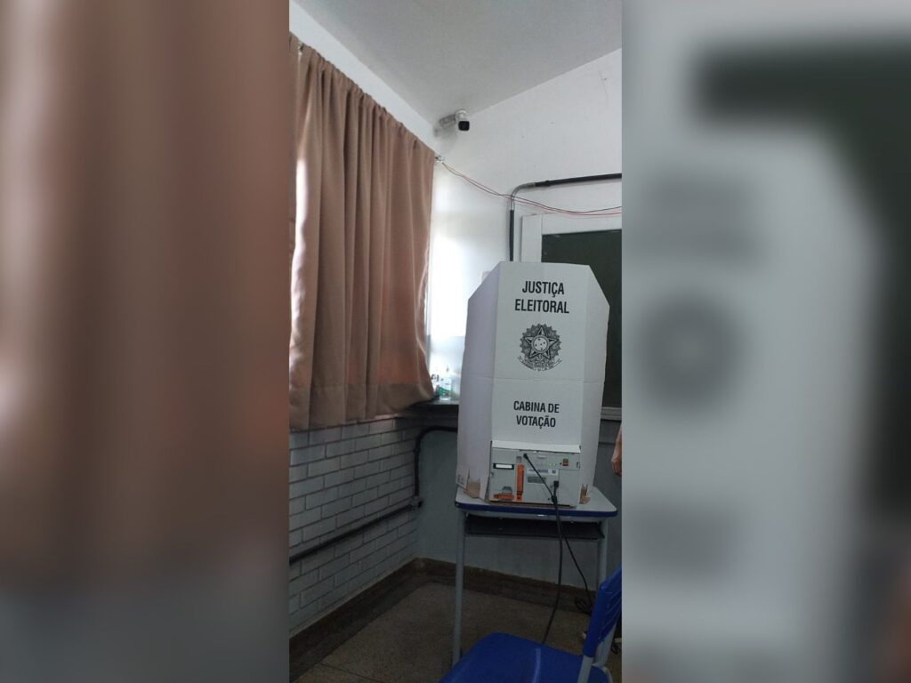 Imagem Ilustrando a Notícia: Mesários denunciam câmeras filmando cabines de votação em Aparecida de Goiânia