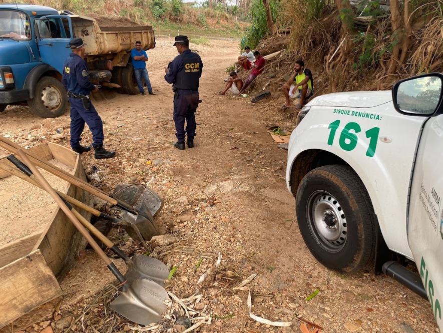 Imagem Ilustrando a Notícia: Prefeitura flagra crime ambiental e autua cinco pessoas no Córrego Cascavel, em Goiânia