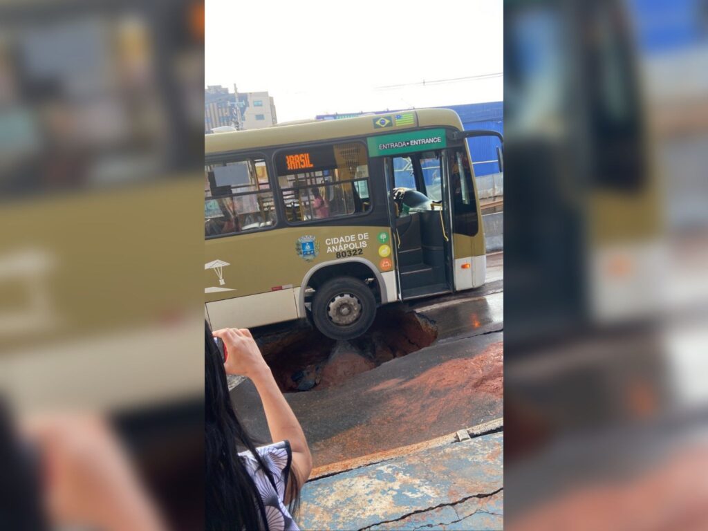 Imagem Ilustrando a Notícia: Vídeo: Ônibus é engolido por cratera em Anápolis