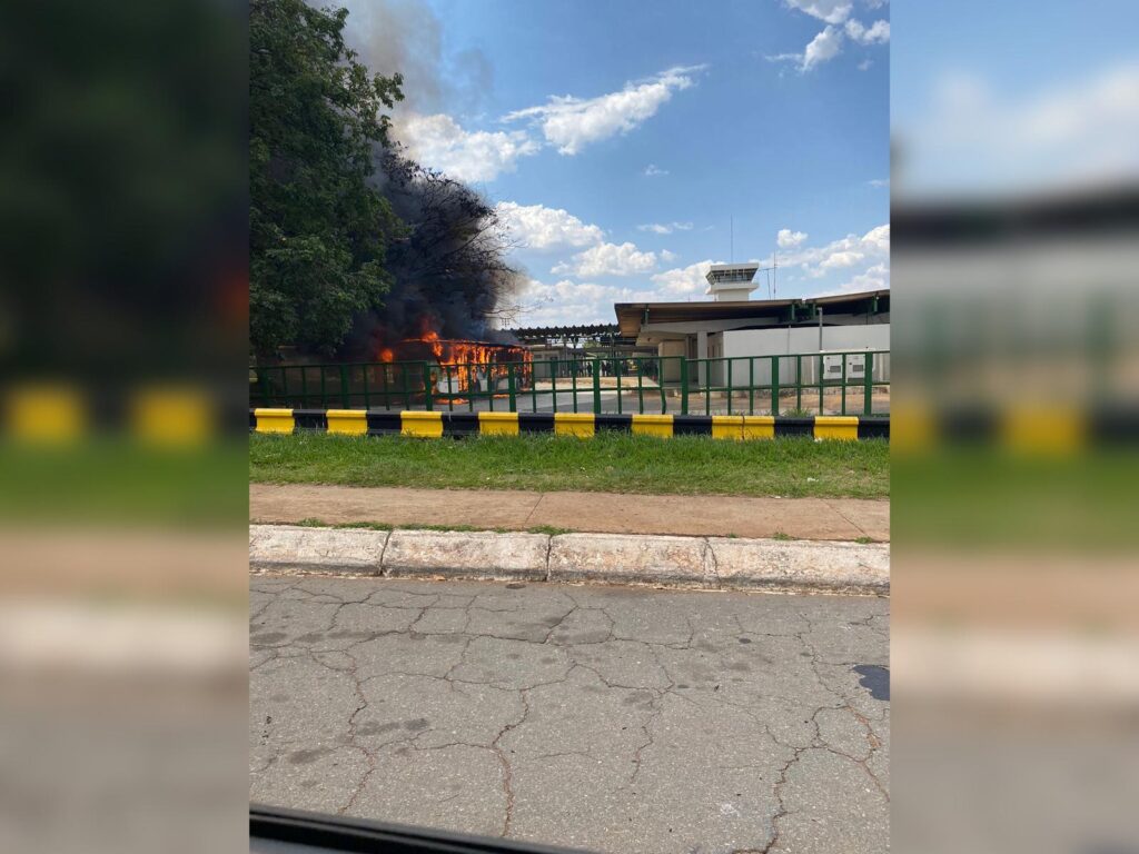 Imagem Ilustrando a Notícia: Vídeo: Ônibus pega fogo no terminal Padre Pelágio