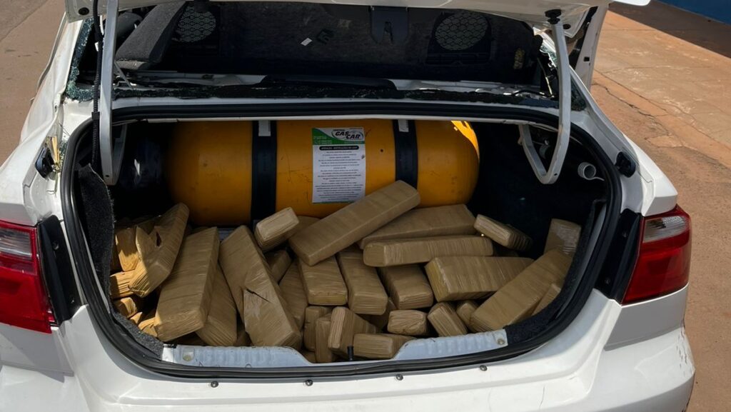 Imagem Ilustrando a Notícia: PRF apreende 125 kg de maconha em porta malas de veículo que tentou fugir, em Jataí