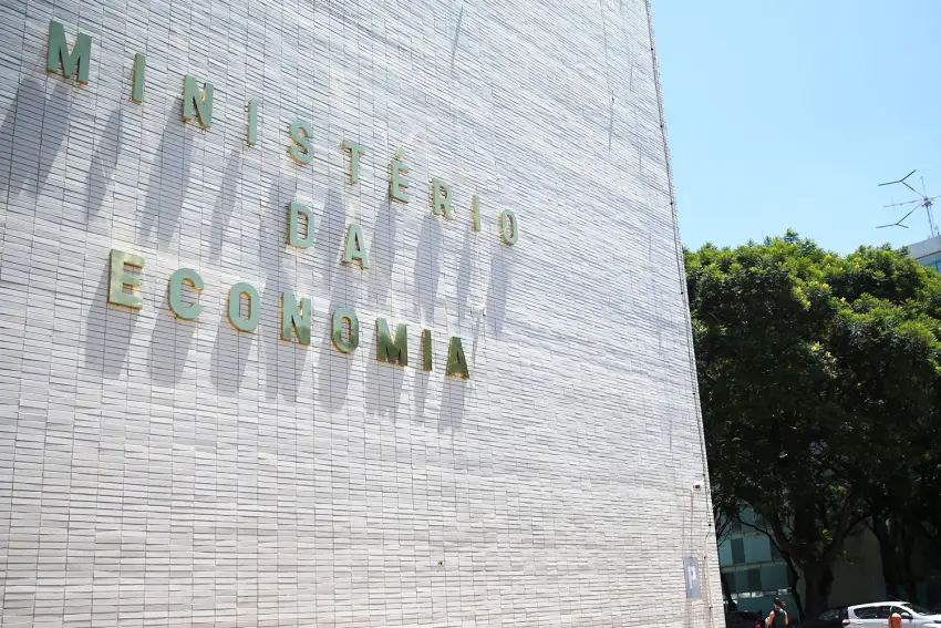 Imagem Ilustrando a Notícia: Ministério da Economia bloqueia R$ 2,63 bilhões de 11 ministérios