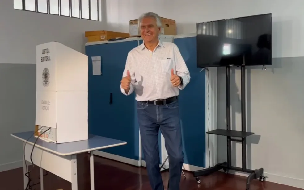 Imagem Ilustrando a Notícia: Governador Ronaldo Caiado vota em Nova Crixás