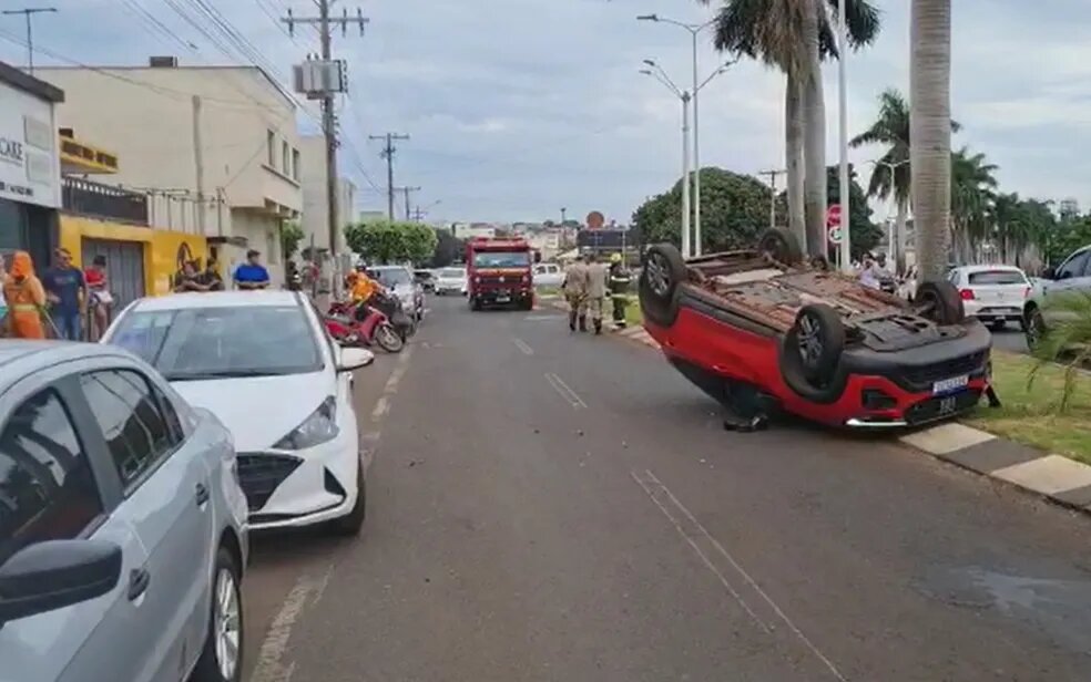 Imagem Ilustrando a Notícia: Carro bate em veículo estacionado, capota e quase atinge motociclista, em Itumbiara; veja