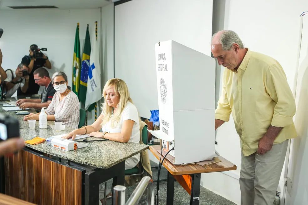 Imagem Ilustrando a Notícia: Ciro vota em Fortaleza e diz que esta será sua ultima eleição como candidato