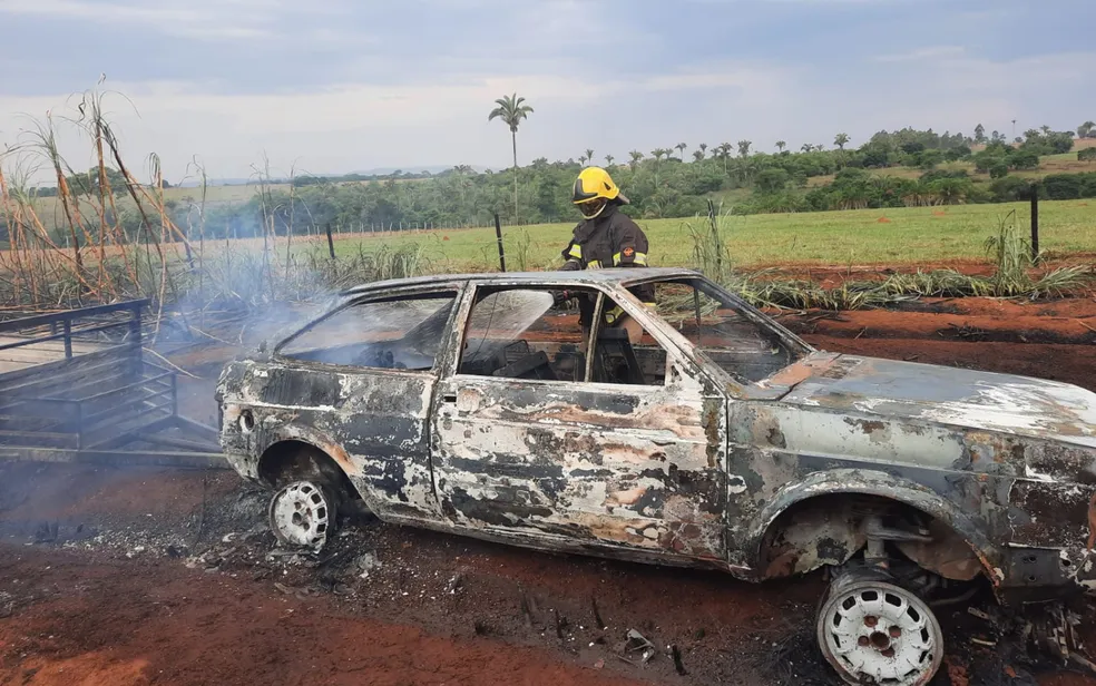 Imagem Ilustrando a Notícia: Corpo é encontrado dentro de carro queimado em canavial