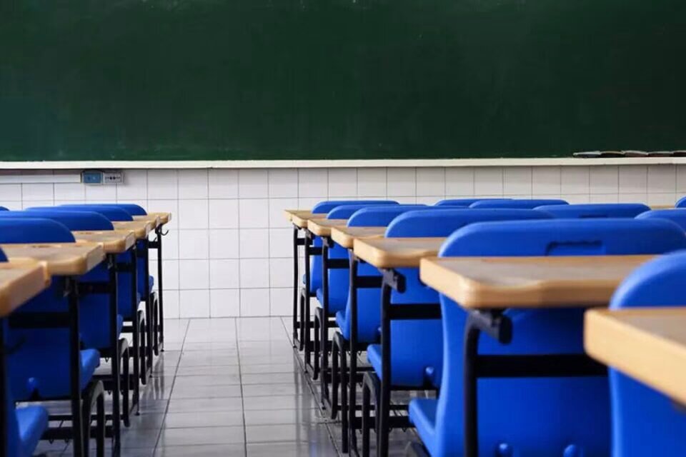 Imagem Ilustrando a Notícia: Diretor de escola é preso suspeito de presentear aluna com celular para manter relações sexuais com a adolescente
