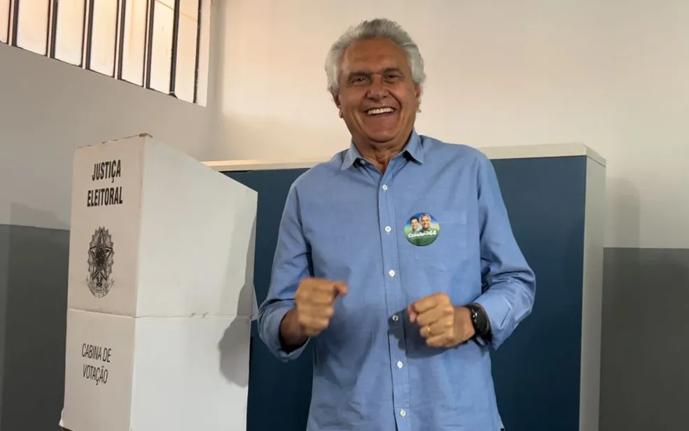 Imagem Ilustrando a Notícia: Candidato a reeleição, Caiado vota em Nova Crixás